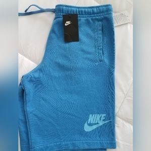 Nike shortsbeith tags